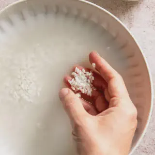 /img/33031-rice-water-skin-whitening-7.webp