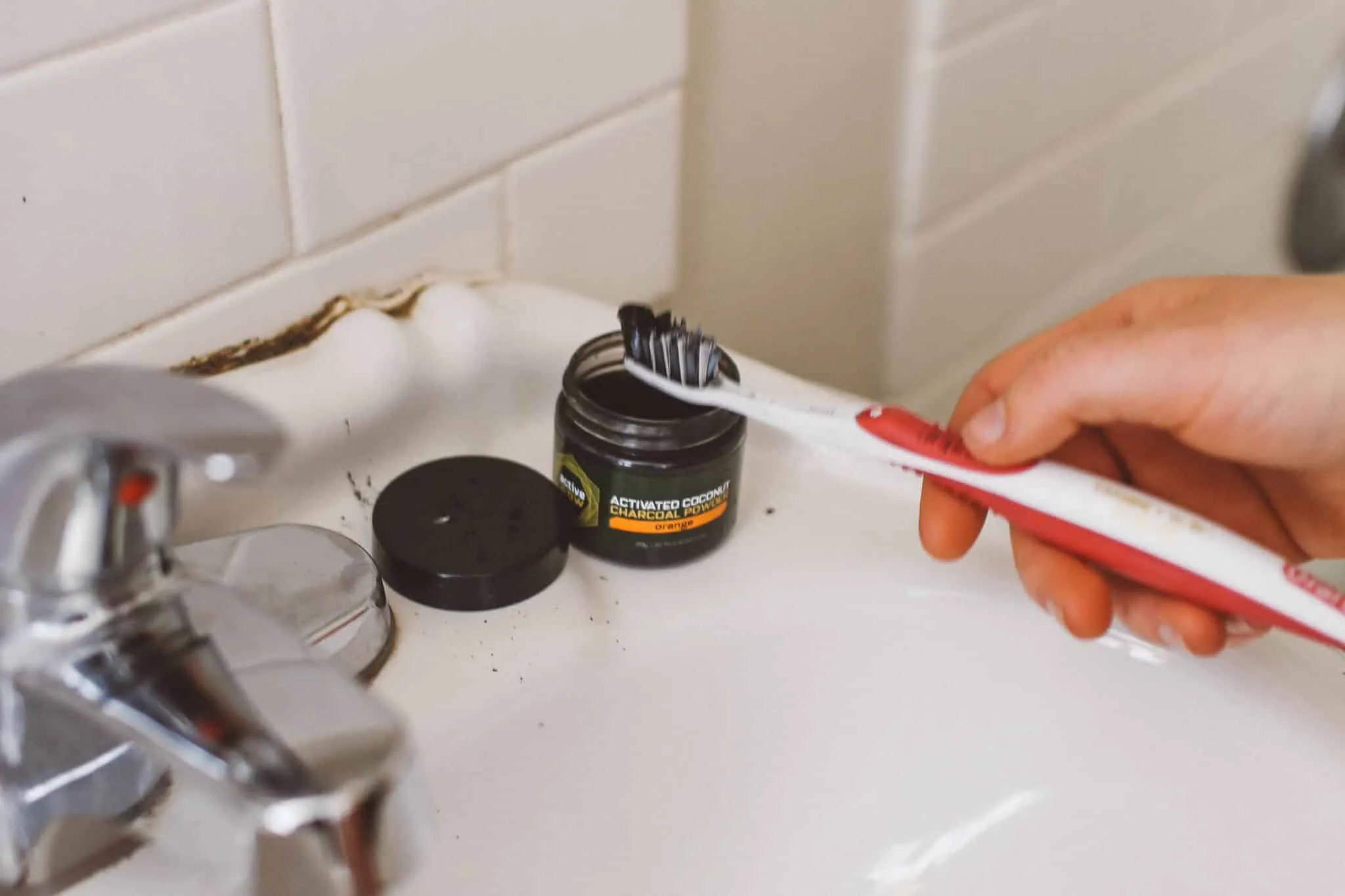 33050 activated charcoal teeth whitening 1