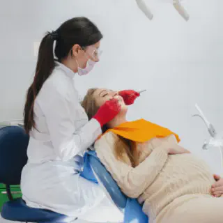 /img/33074-teeth-whitening-safety.webp