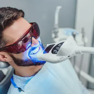 /img/33122-teeth-whitening-methods-7.webp