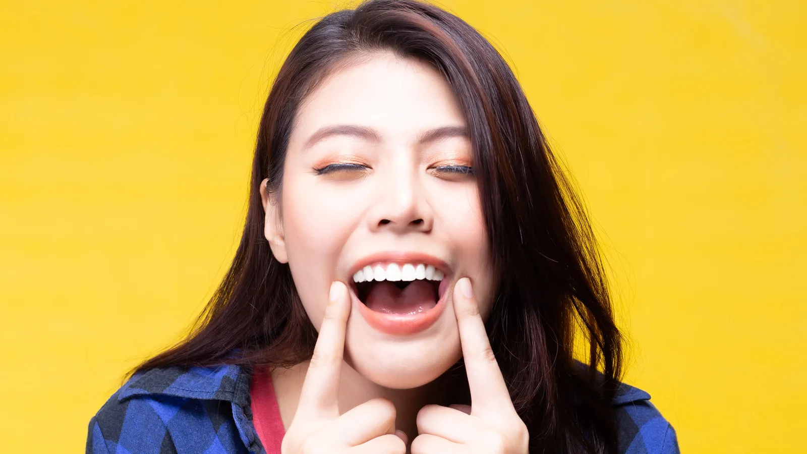 /img/33212-teeth-whitening-smile.webp