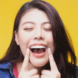/img/33212-teeth-whitening-smile.webp
